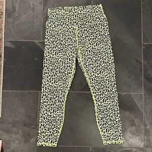 Fabletics highlighted wavy cheetah 7/8 leggings-size M